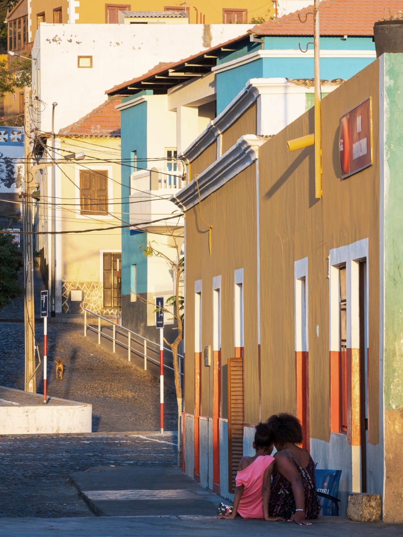 Die Strassen von São Filipe in der Sonnenuntergangs-Stimmung