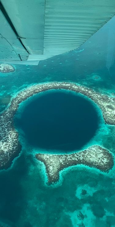 Un gigantesque oeil bleu au milieu de la mer !