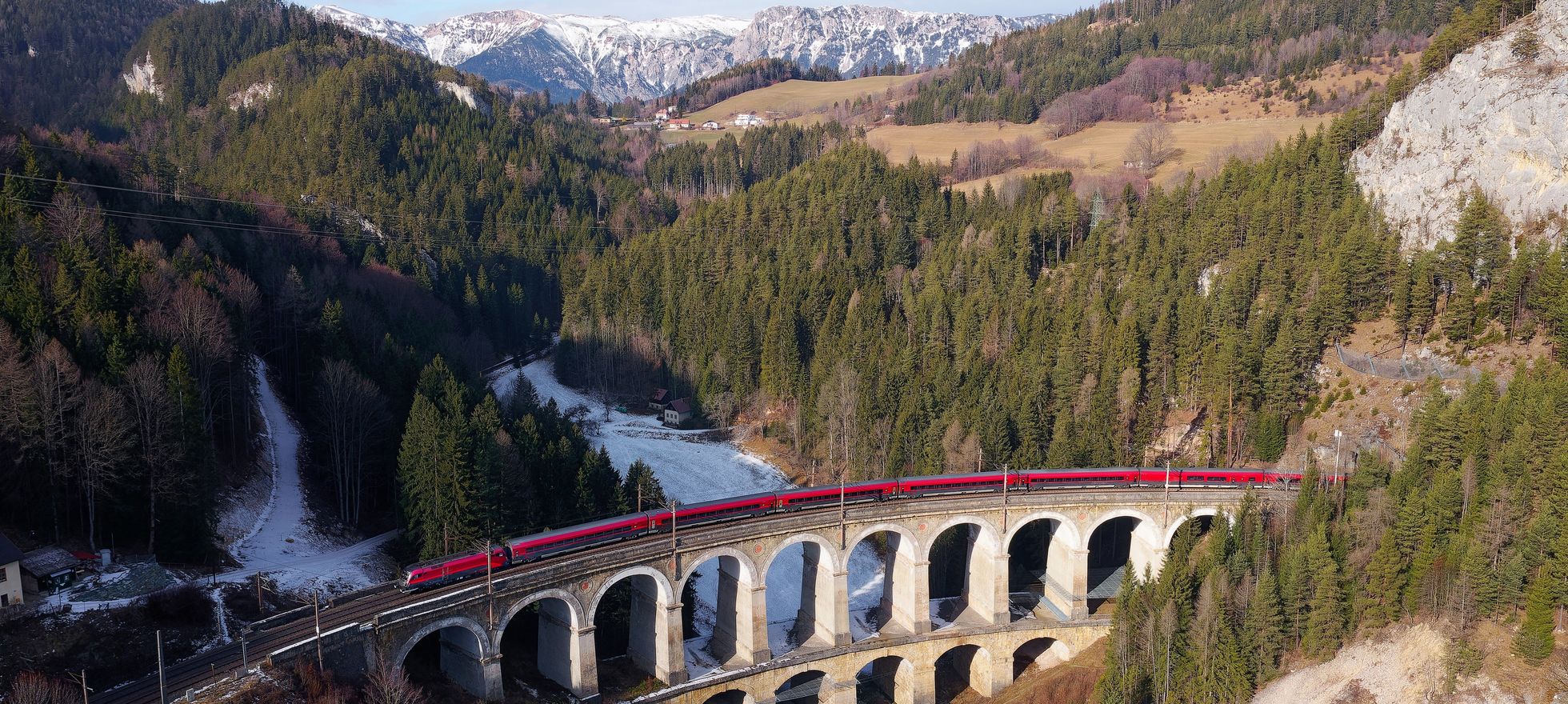 Blick auf die Semmeringbahn.