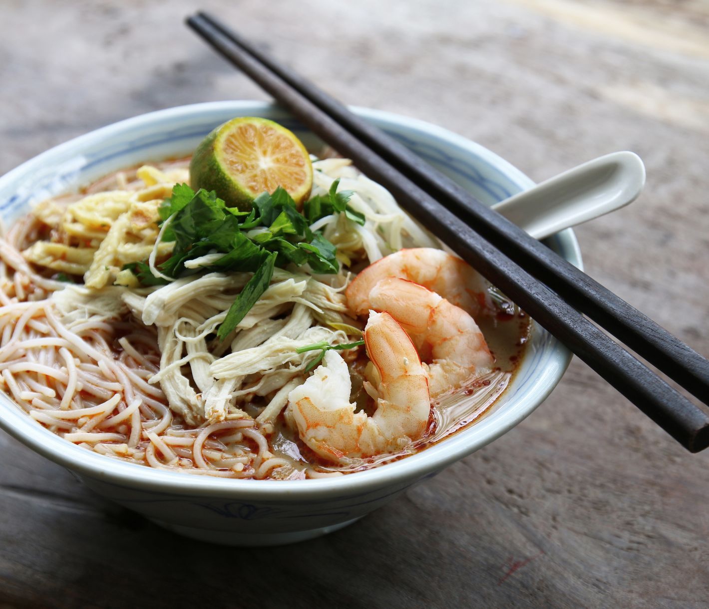 Scharfe Nudelsuppen bereits zum Frühstück