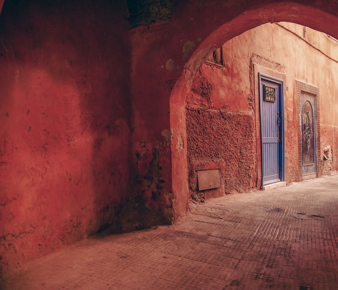 Marrakesch, Bogen in einer Gasse der Medina