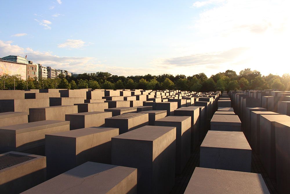 Blick auf das 2005 gebaute Holocaust Denkmal.