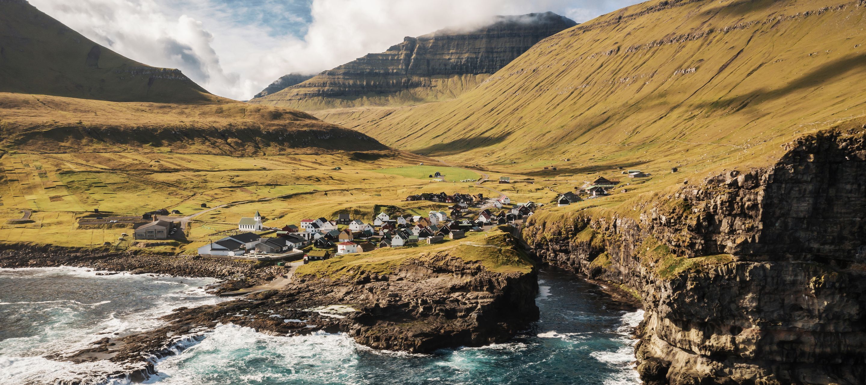 Le village idyllique de Gjogv, et sa faille