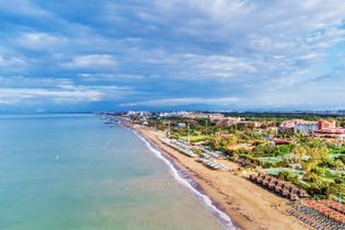Der Strand von Belek bietet feinen Sand und klares Wasser, ideal für entspannte Tage am Meer und verschiedene Wassersportarten.