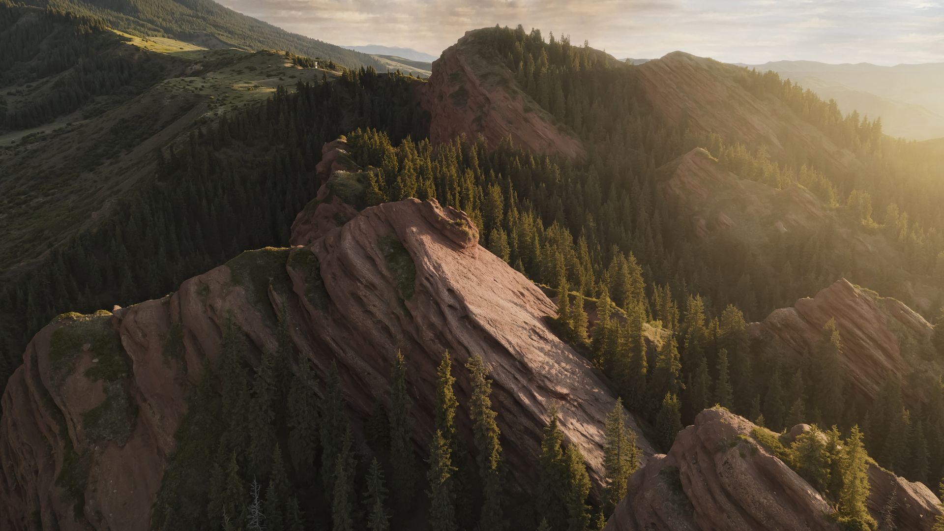 Comptant parmi les plus beaux sites naturels du Kirghizistan, la gorge de Jety Oguz ne manquera pas de vous émerveiller.