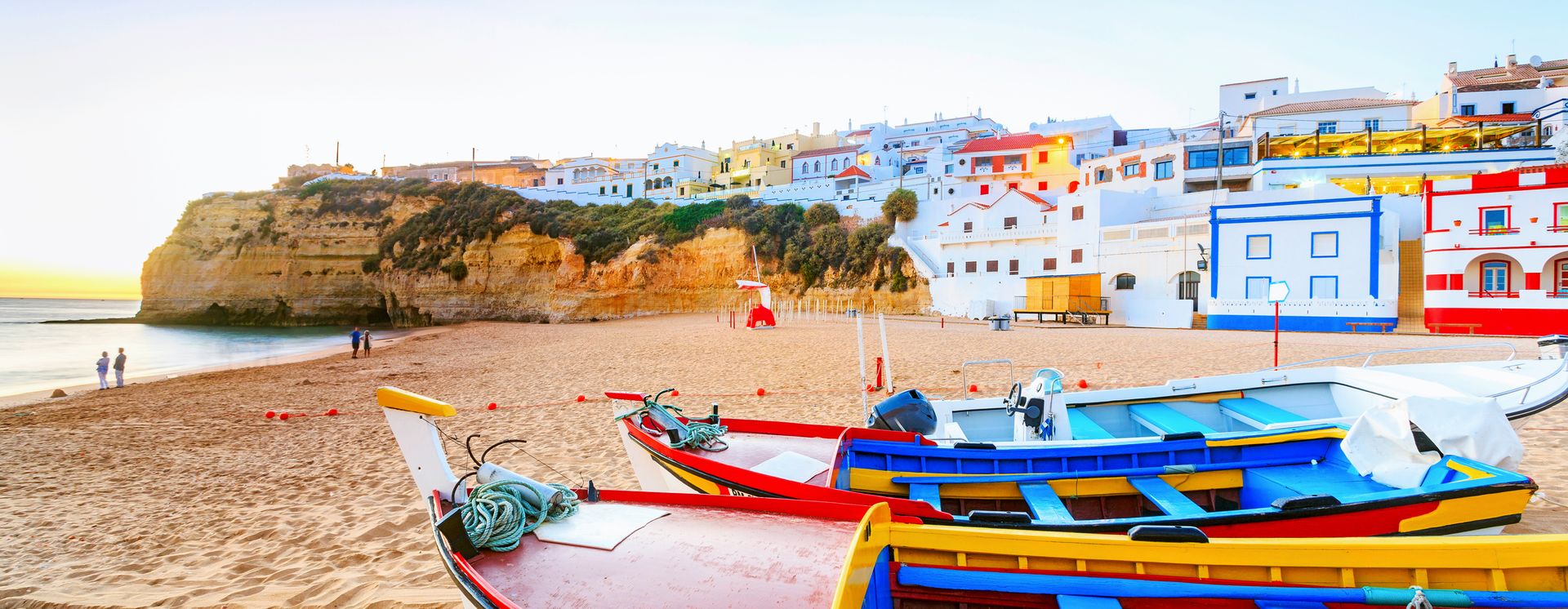 Fischerboote am Strand von Carvoeiro