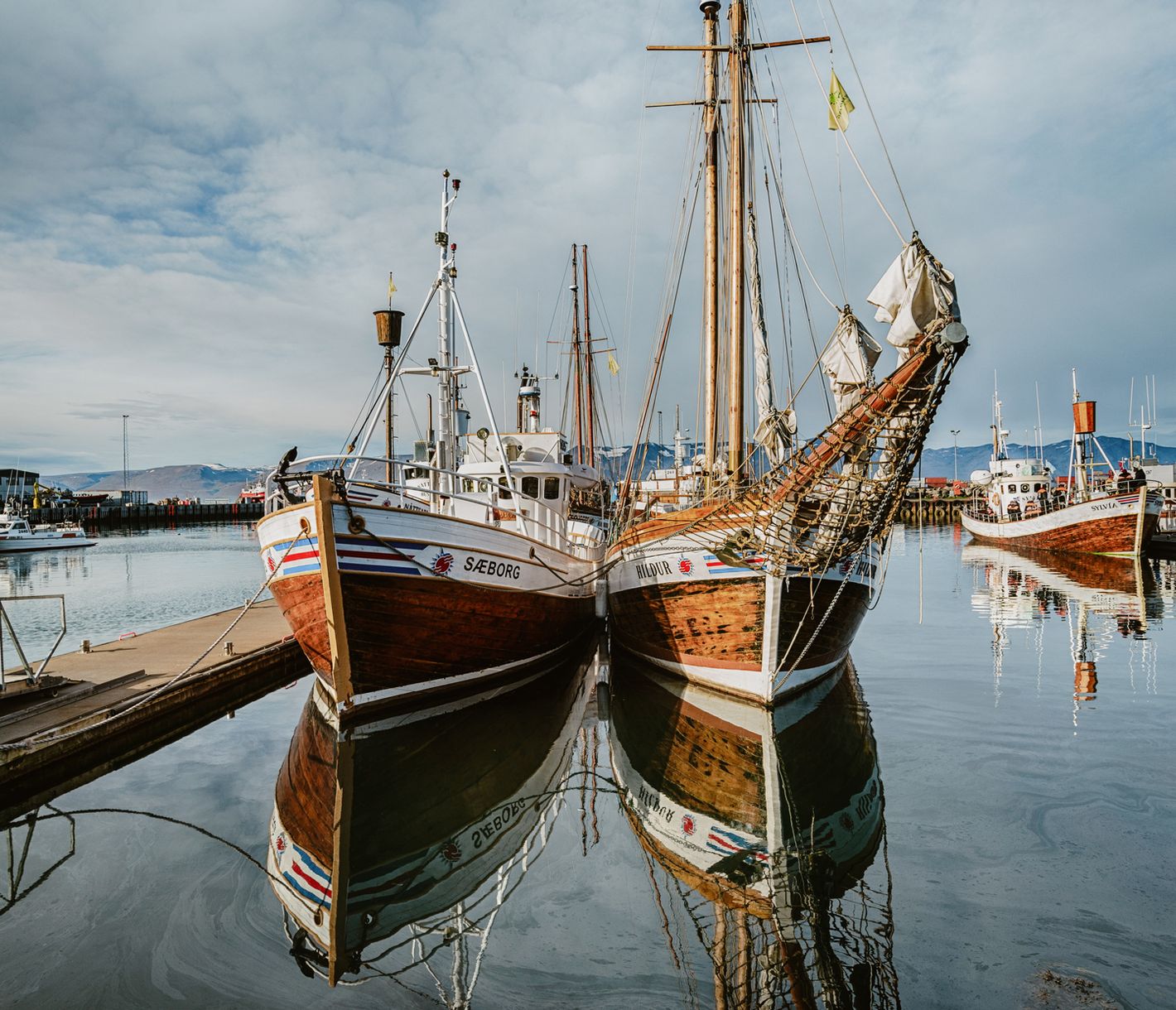 Das lebendige Zentrum des kleinen Fischerdorfes Husavik ist der Hafen mit seinen zahlreichen Booten.