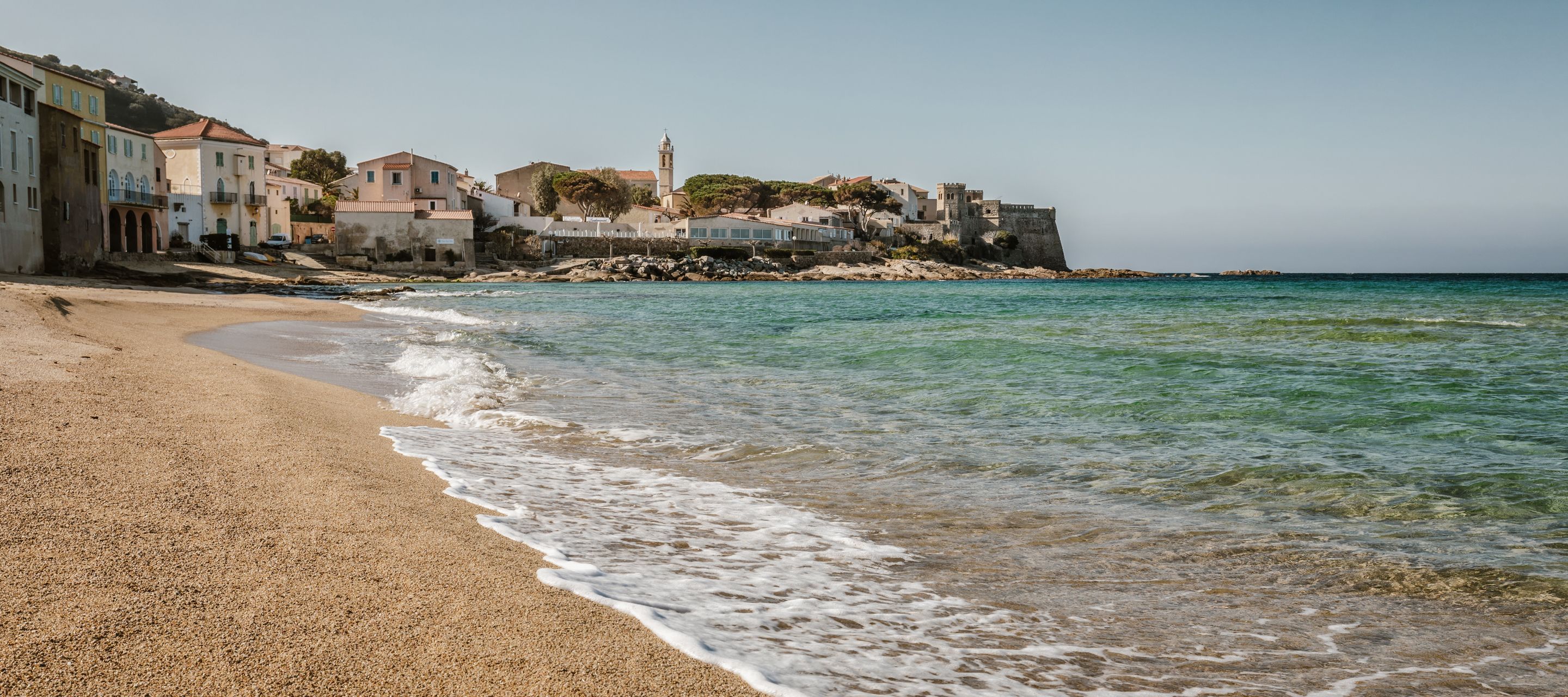 La cité d'Algajola est pleine de charme, avec sa forteresse qui domine la mer et les vestiges de l’ancienne cité phénicienne sur laquelle elle est construite.