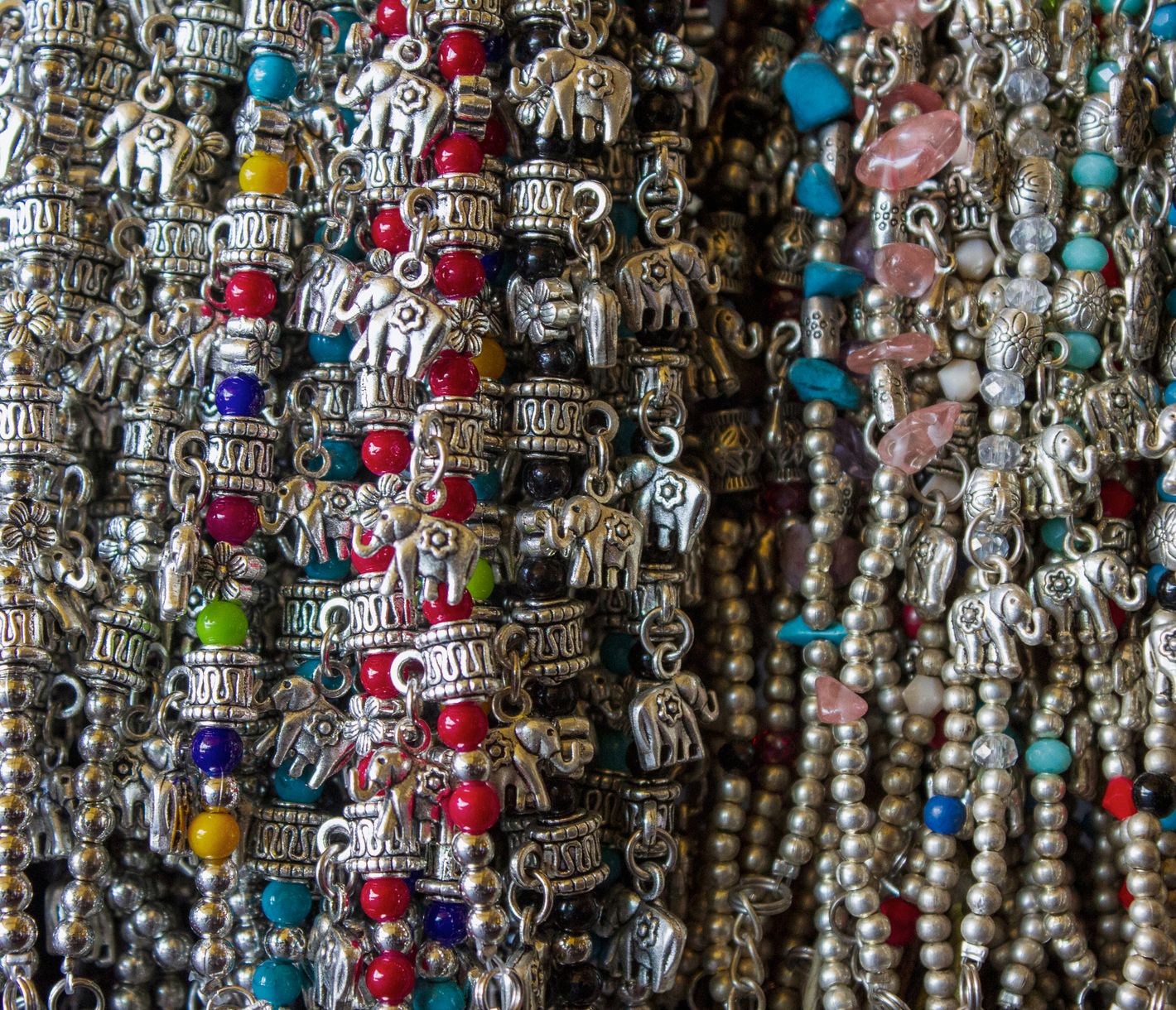 Klassischer kambodschanischer Modesilberschmuck in Form von Hals- und Armbändern