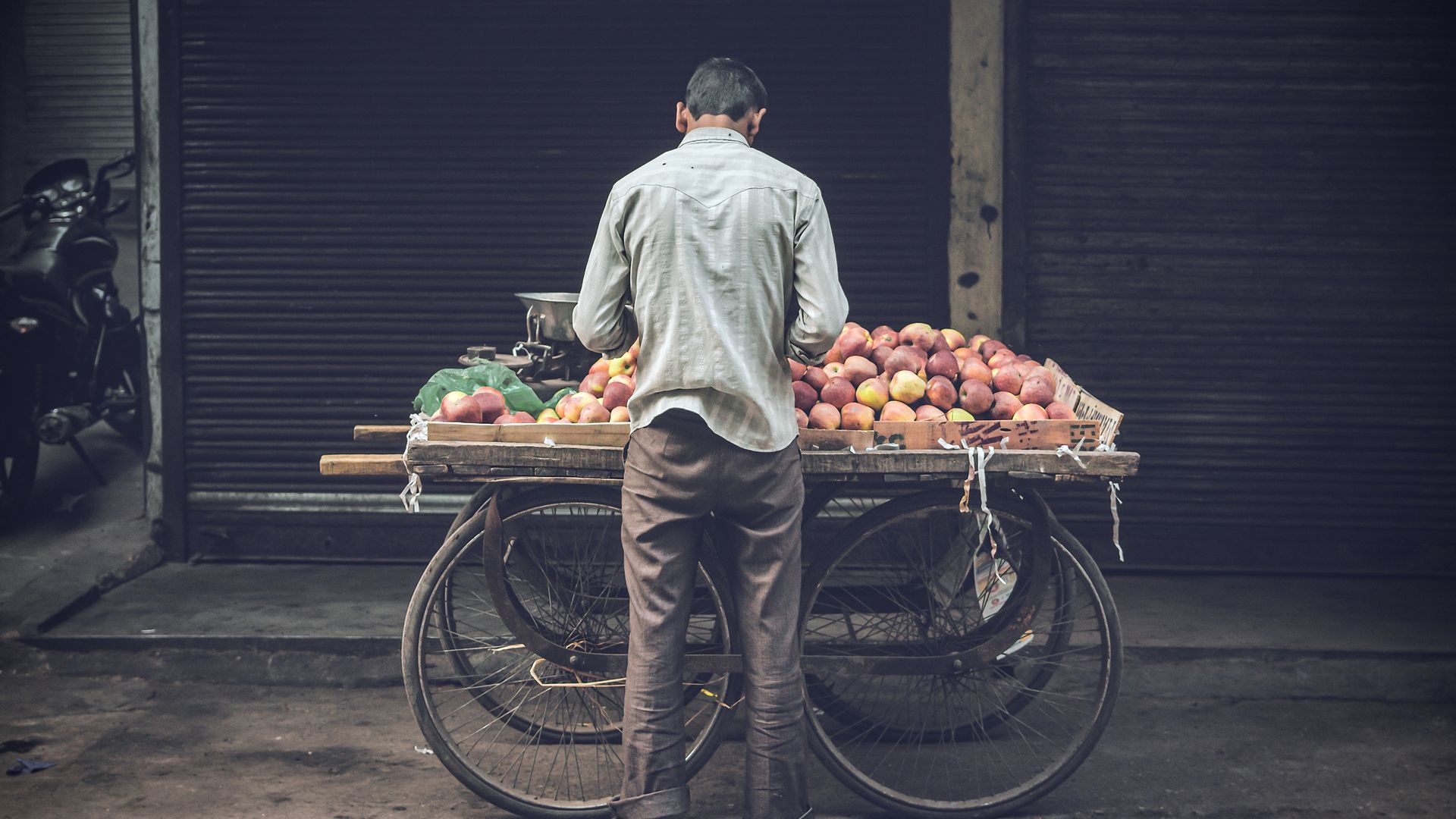 Früchteverkäufer in den Strassen von Chandni Chowk in Old Delhi