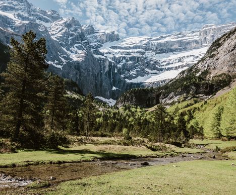 Patrimoine mondial de l’Unesco, Grand Site Occitanie, cœur emblématique du Parc national des Pyrénées, Gavarnie-Gèdre est le lieu de tous les superlatifs, un lieu unique et mythique !