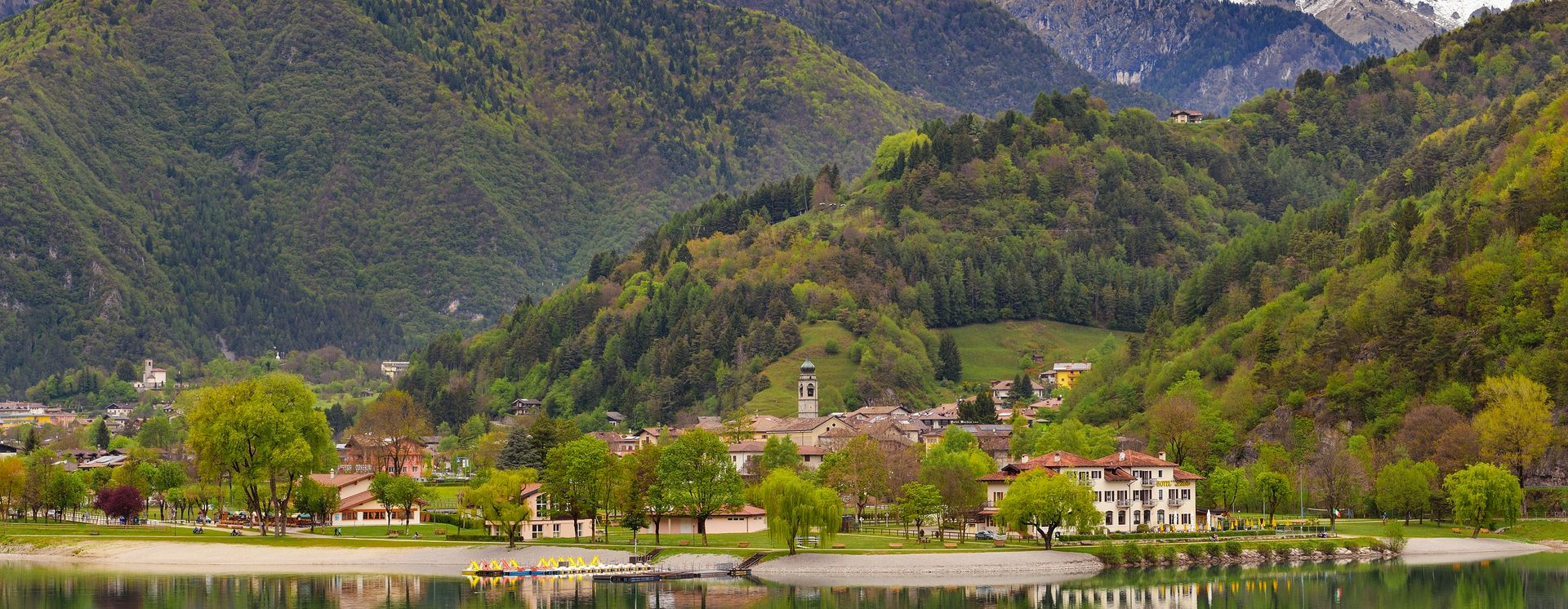Paysage de montage du lac de Ledro