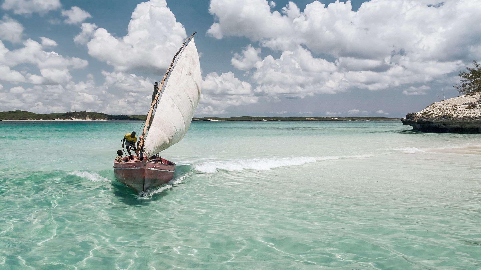 Eine traditionelle Piroge in der Bucht von Antsiranana