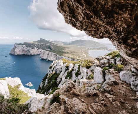 Dramatische Klippen und azurblaues Meer – Küstenlandschaft Sardinien