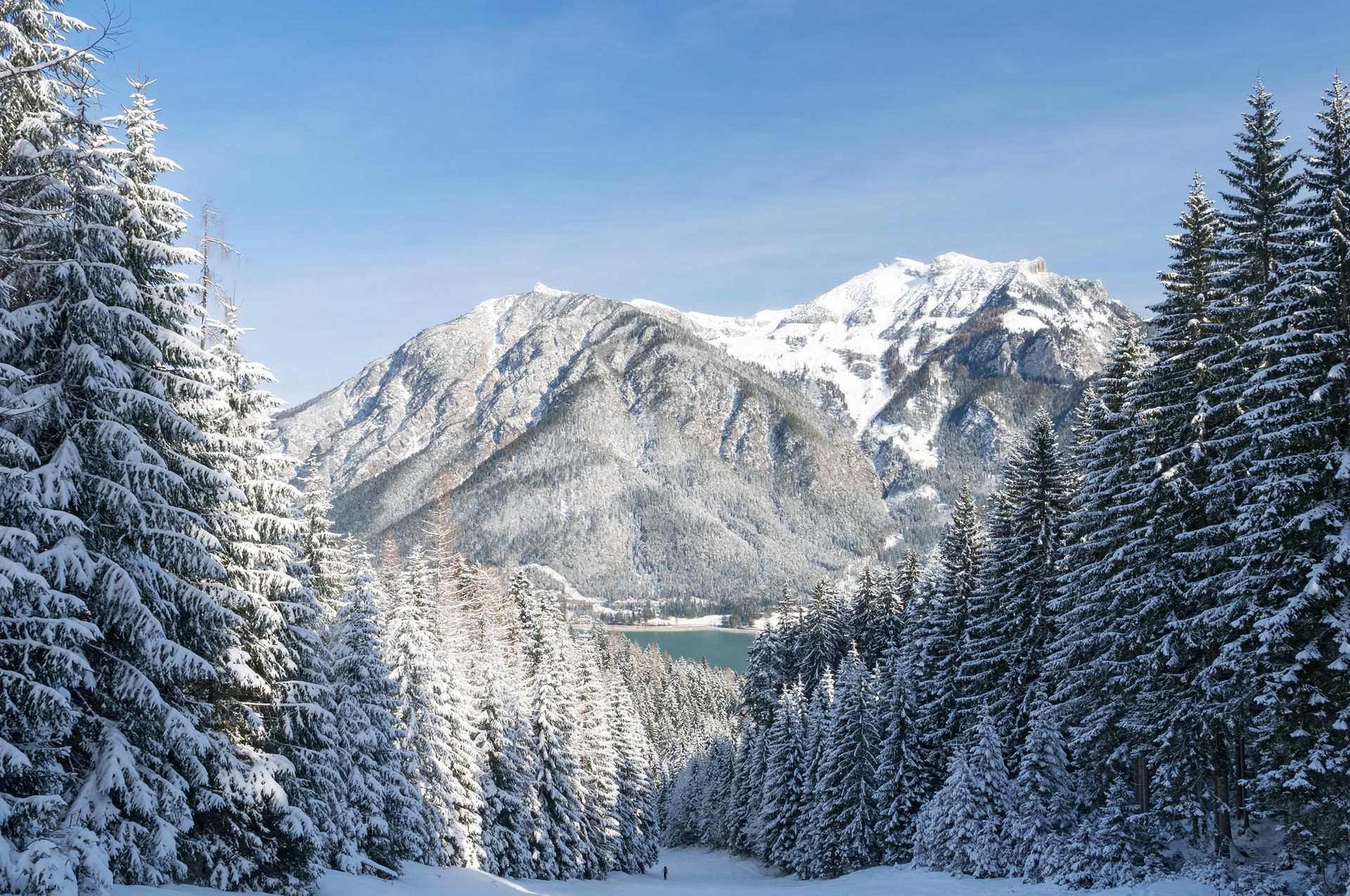Skipiste mit Blick auf verschneite Berge im Winter