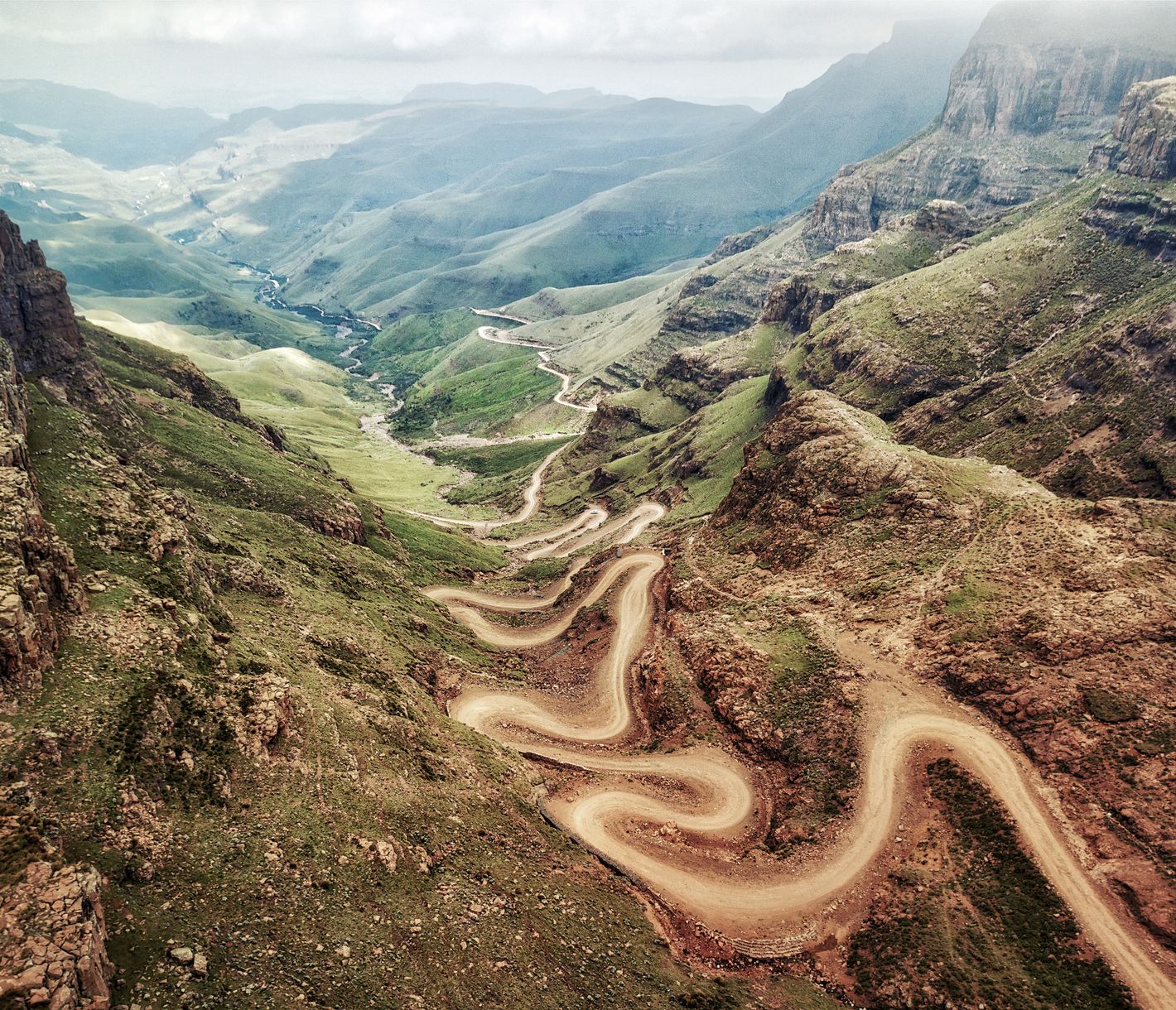 Die ungeteerte Strasse des Sanipasses führt von Südafrika nach Lesotho.