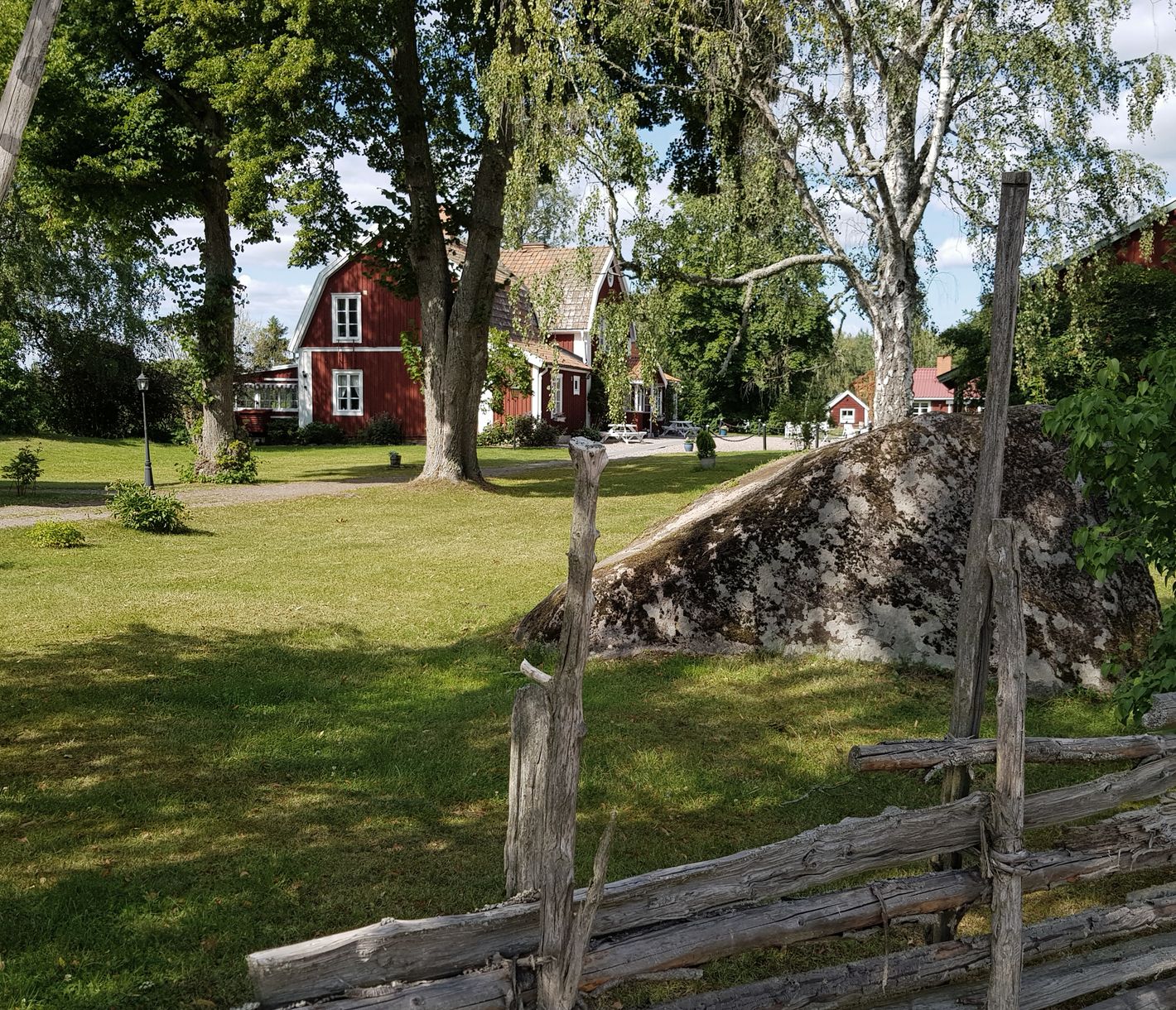 Inmitten der Wildnis von Östergötland liegt der historische Pfarrhof.