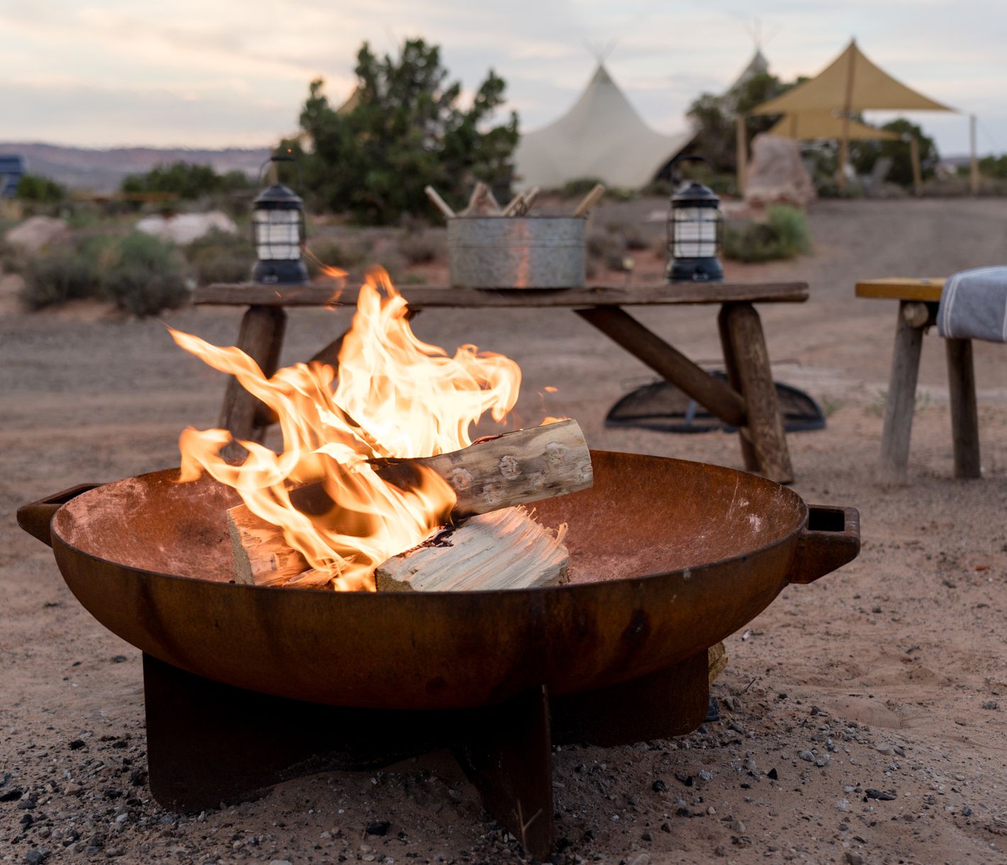 Ambiance de feu de camp au Under Canvas Moab.