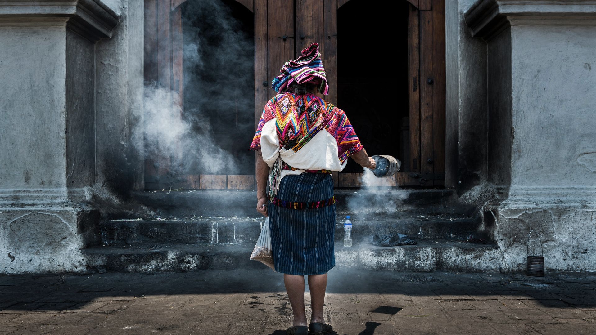 Maya-Rituale bei der auf Tempelruinen erbauten Kirche in Chichicastenango