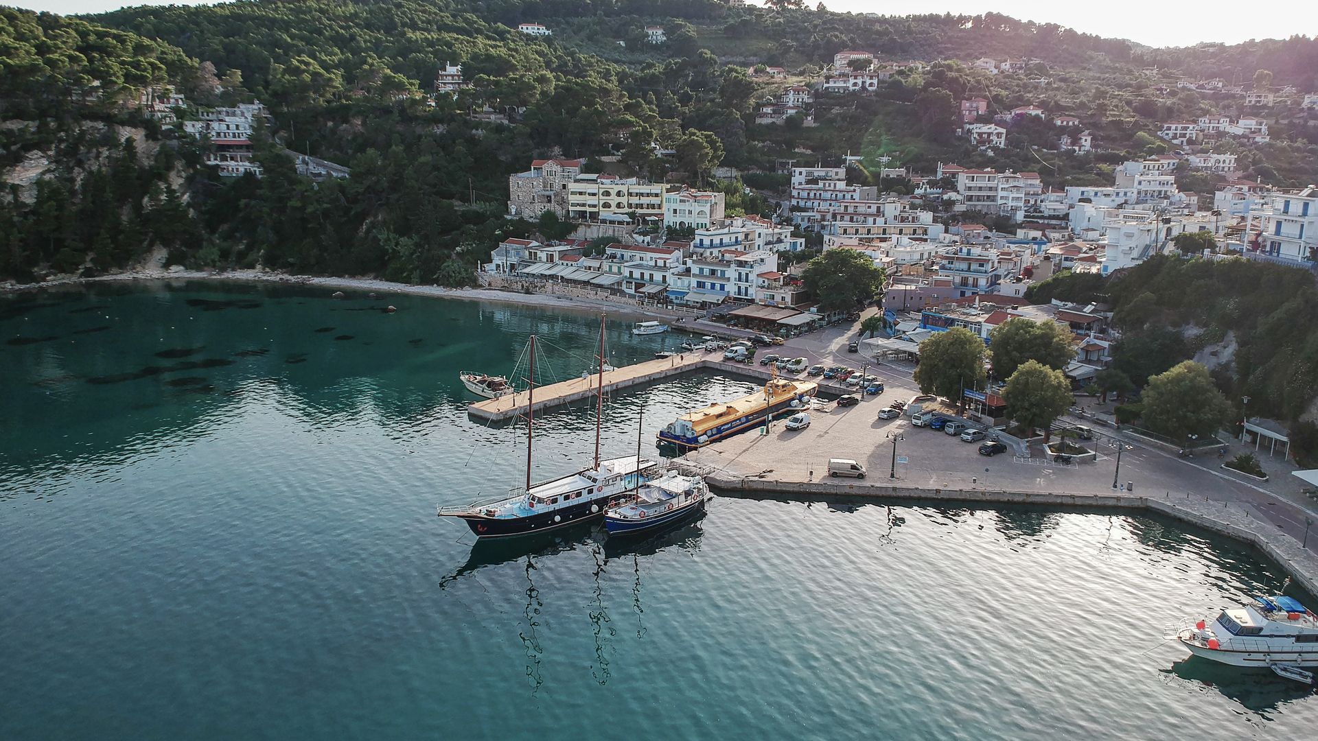 Der kleine Hafen von Alonissos