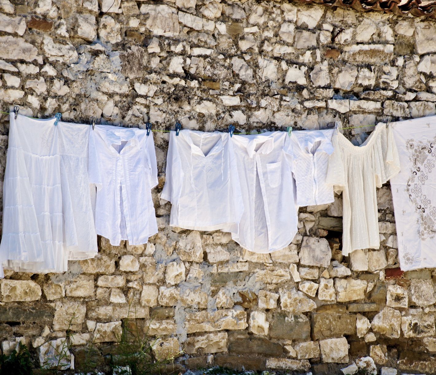 Linges fraîchement lavés dans une ruelle de Berat