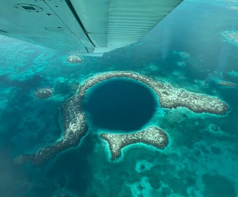 Un gigantesque oeil bleu au milieu de la mer !