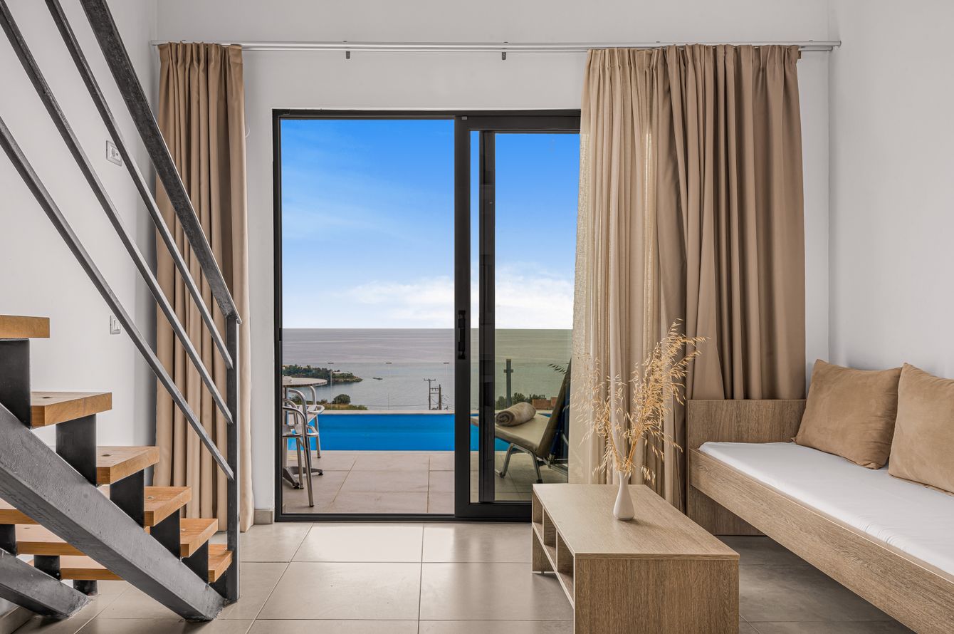 Maisonnette piscine commune vue mer