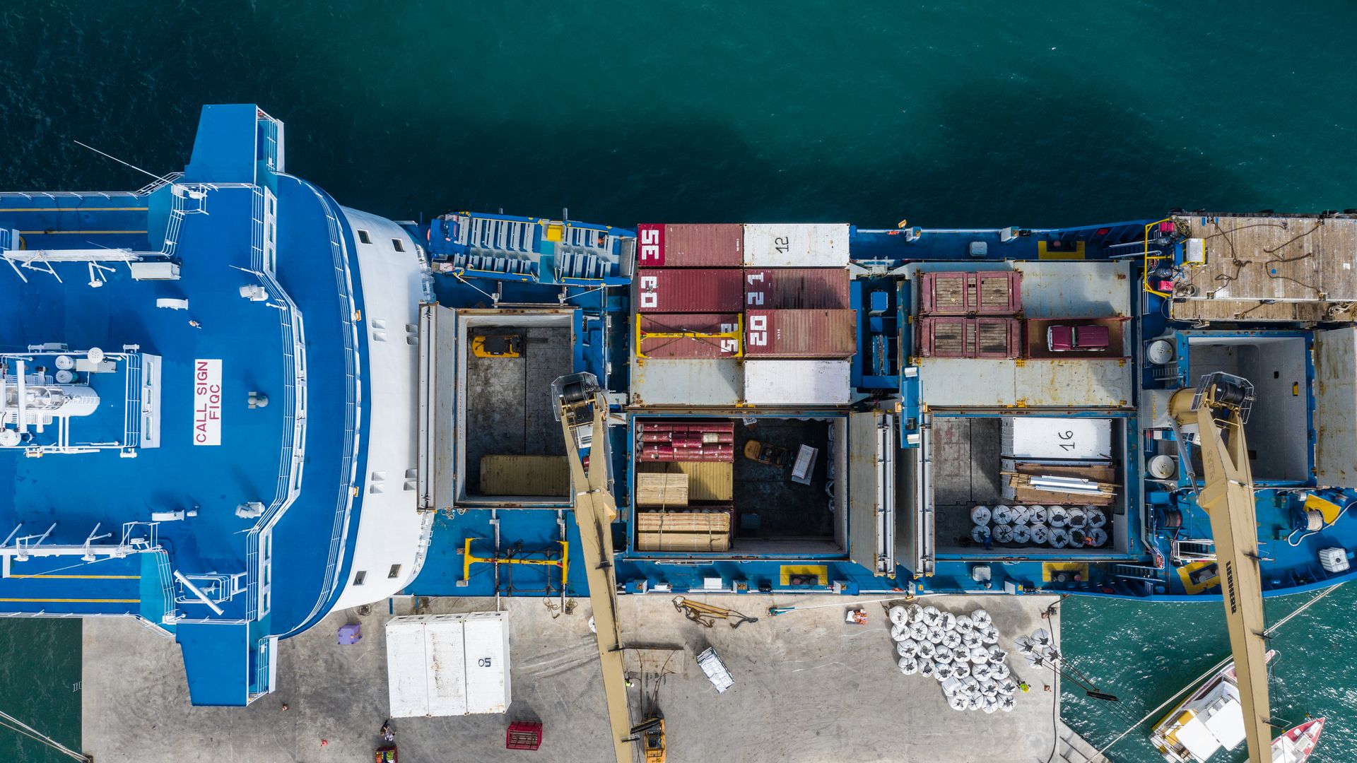 Chargements et déchargements de tout type de matières sur le bateau cargo Aranui destinés aux îles Marquises