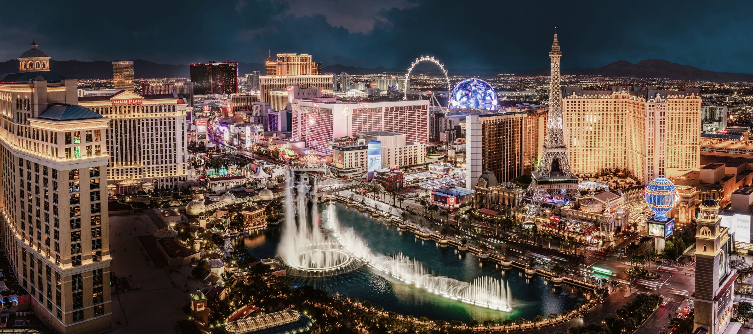 Blick auf den hell erleuchteten Las Vegas Strip mit seinen einzigartigen Hotels und Attraktionen.