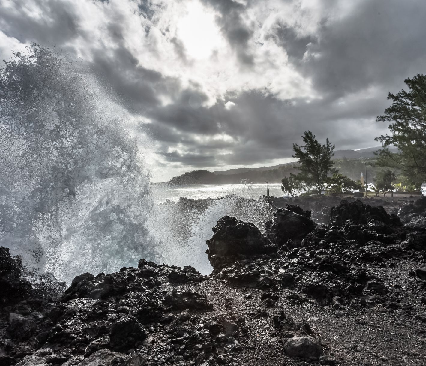   An der Südküste auf La Réunion trifft der blaue Indische Ozean auf die schwarzen Felsen vulkanischen Ursprungs.