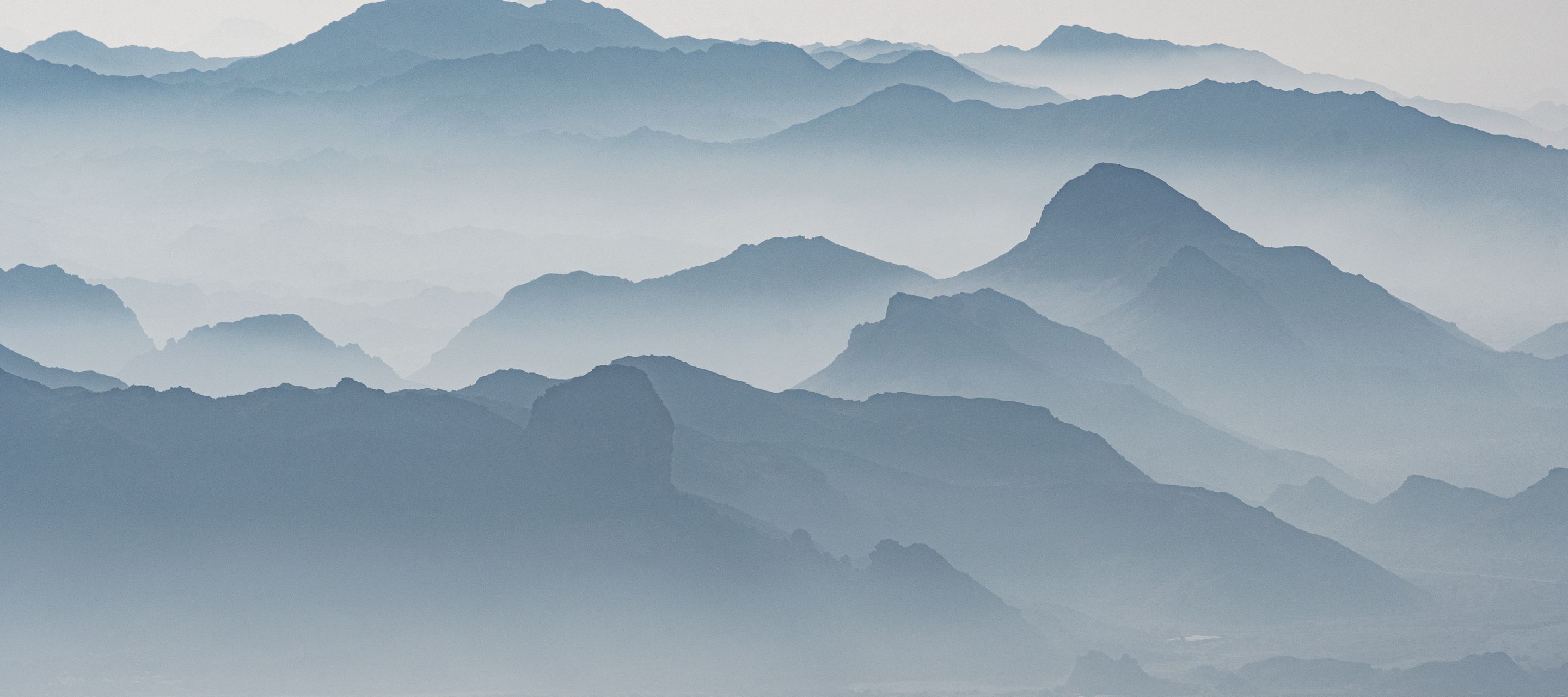 Jebel Shams: Blick auf das nebelverhangene Hajar-Gebirge