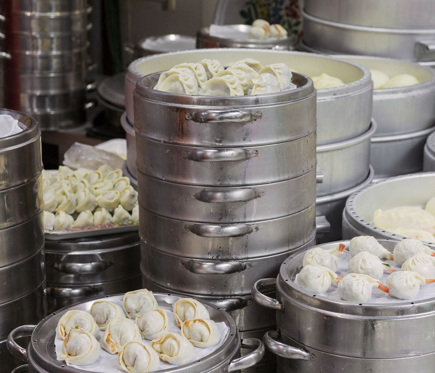De délices parfumés et savoureux sont cuits à la vapeur.