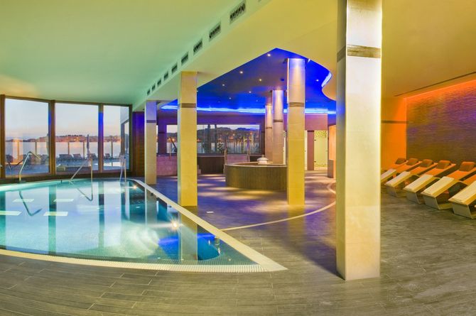Piscine intérieure