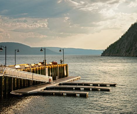 Ambiance de fin de journée dans un port du Saguenay.