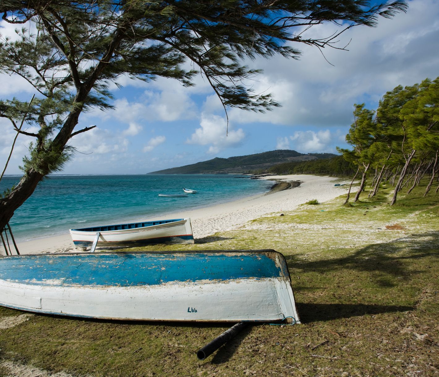 Ganz idyllisch warten die Fischerboote am Strand Anse Ally auf ihren nächsten Ausflug auf das Meer.