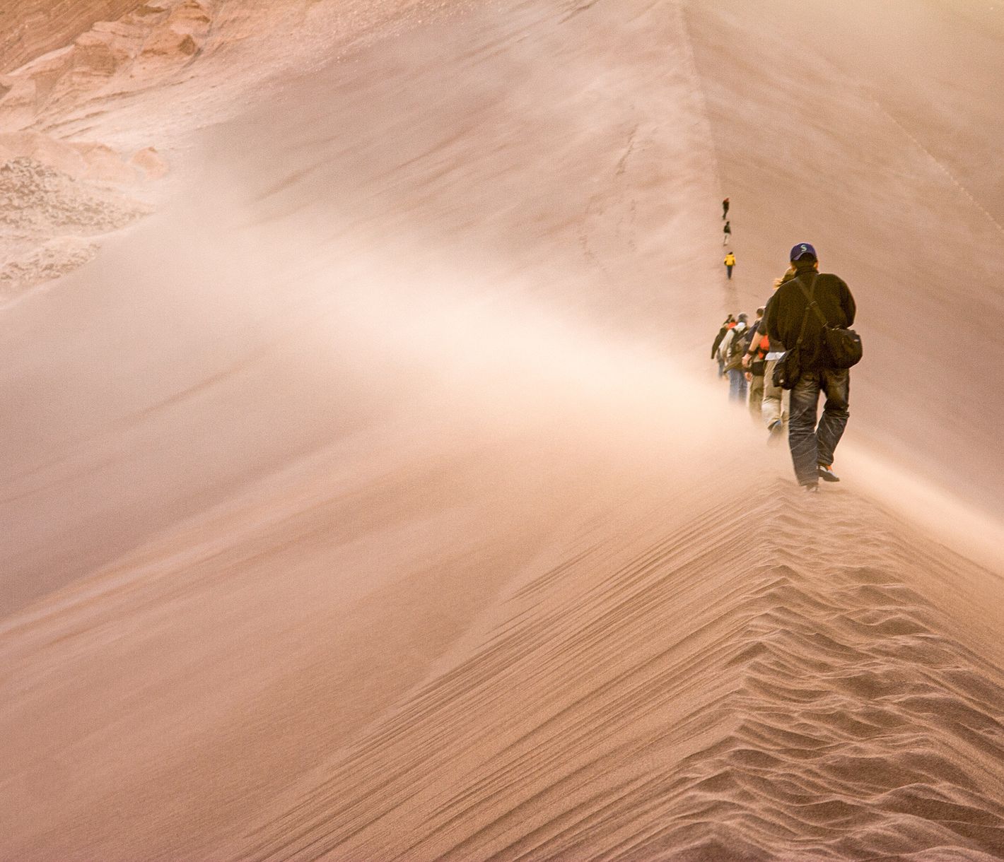 Durch den Sand stampfen.
