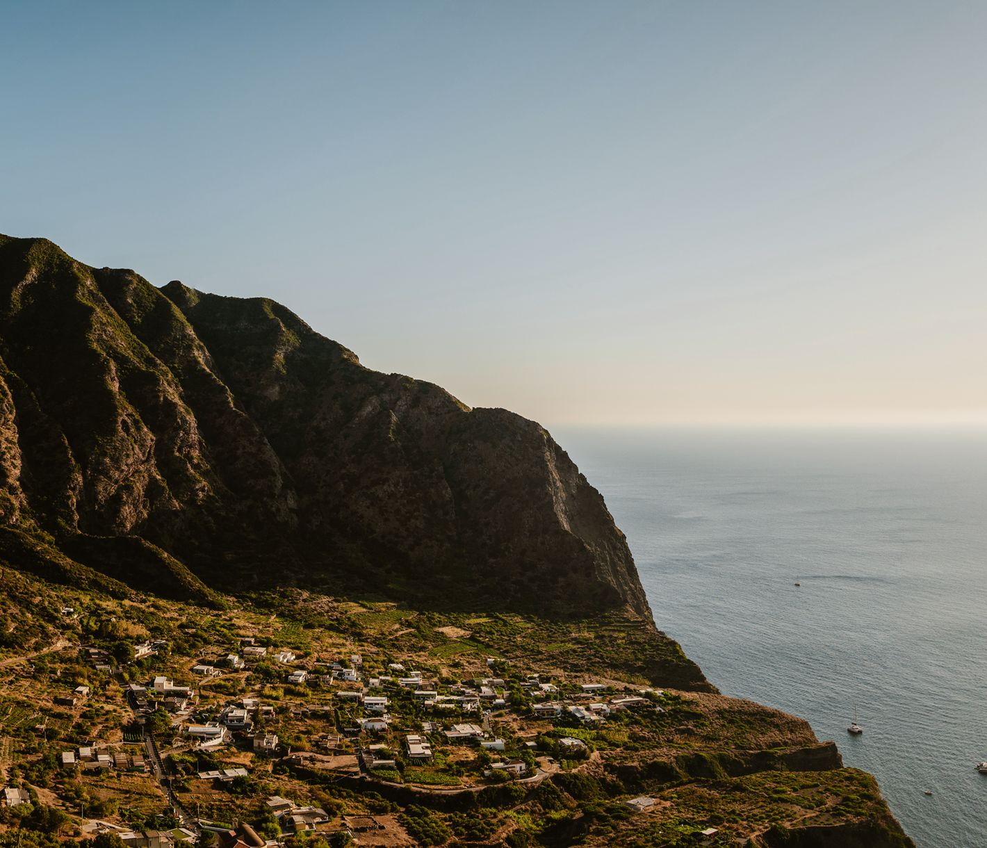 Panoramablick auf die Bucht von Pollara bei Sonnenuntergang