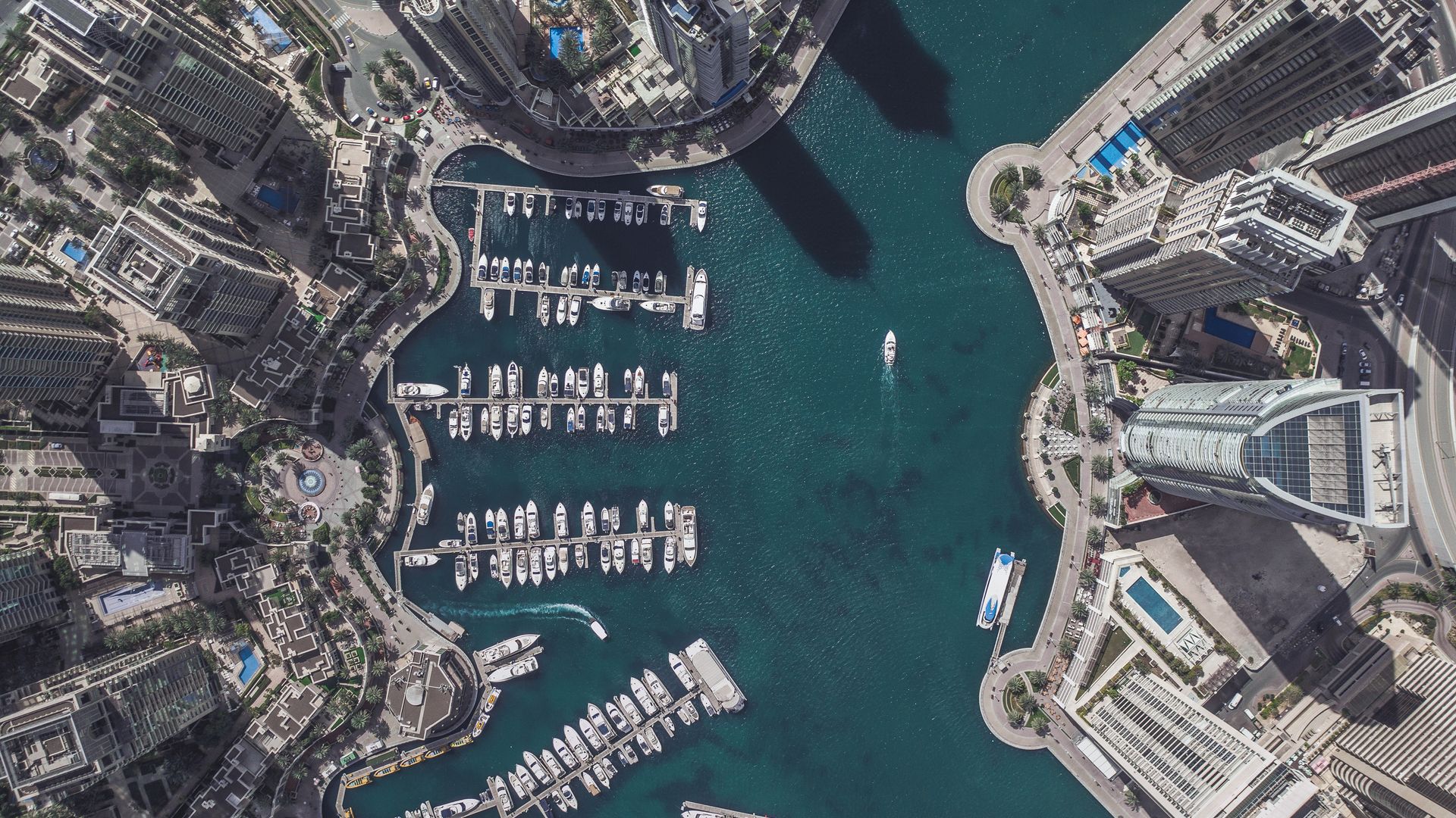 Reges Treiben in der Dubai Marina