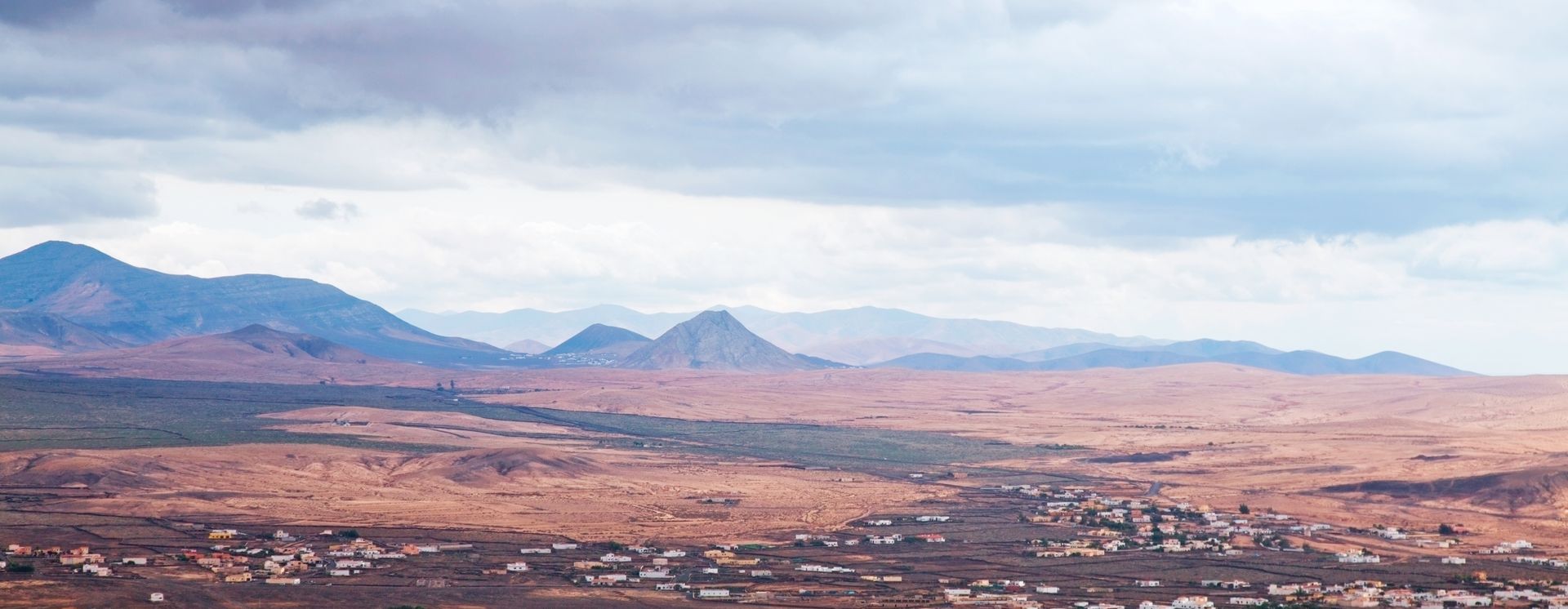 Blick auf Lajares und den Berg Tindaya
