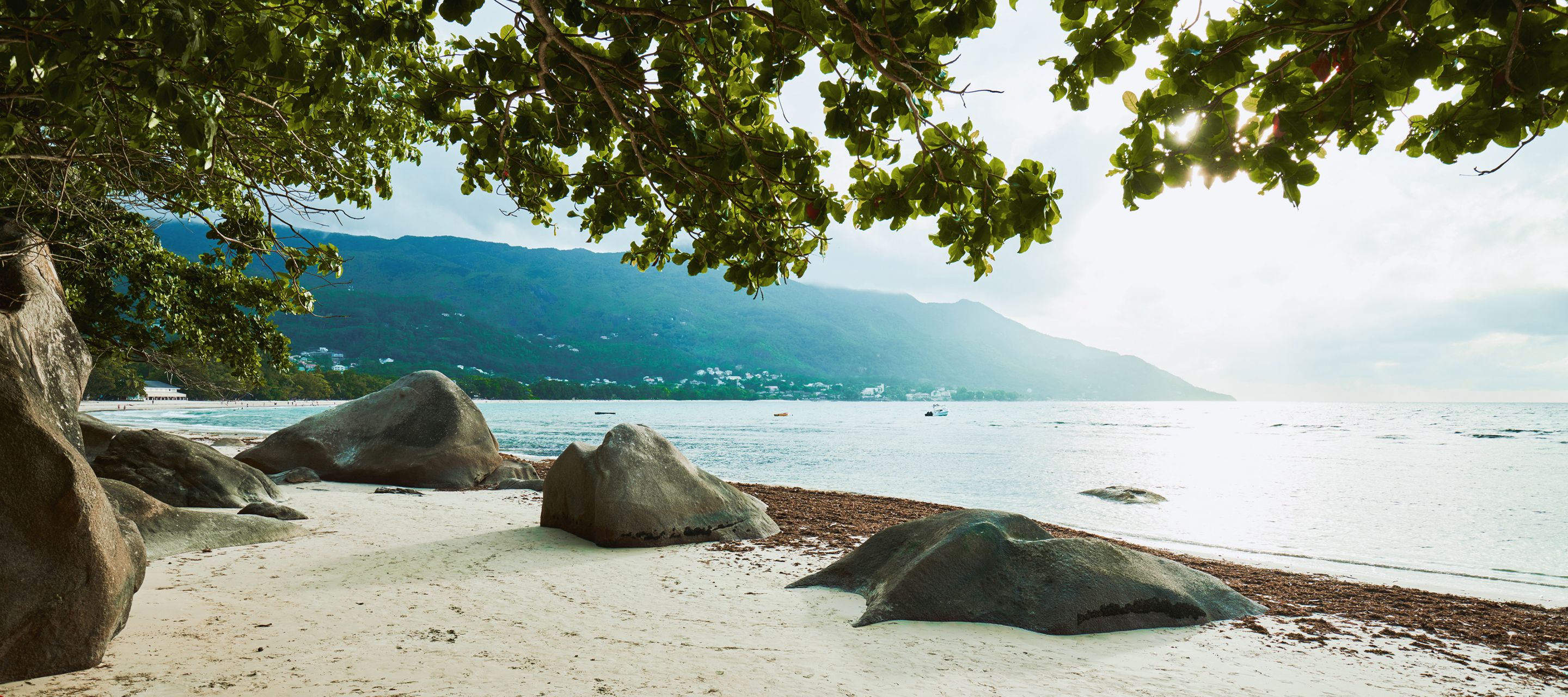 Die Bucht von Beau Vallon ist mitunter der beliebteste und bekannteste Strand auf Mahé.