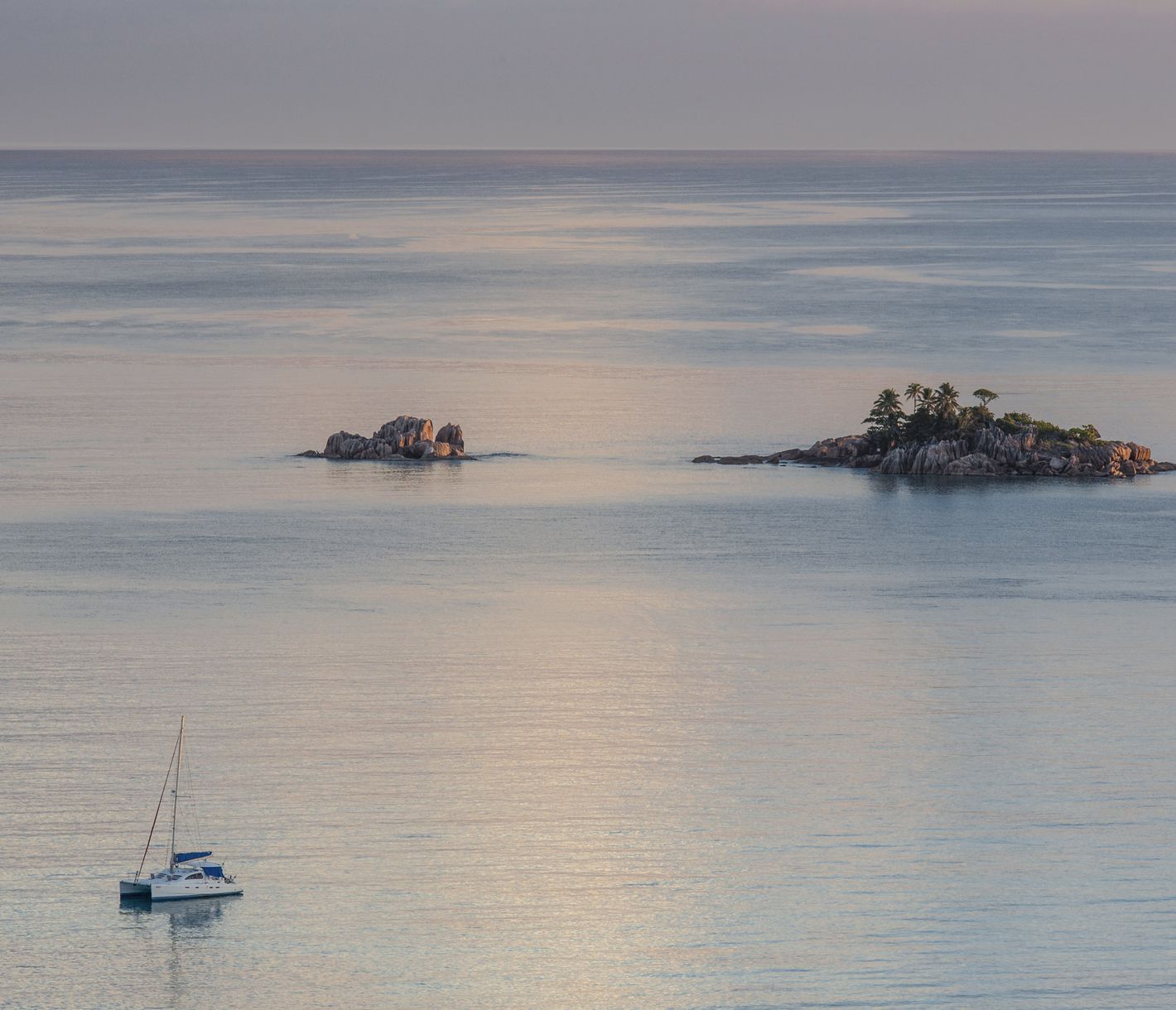Abendstimmung an der Nordostküste von Praslin mit Sicht auf St. Pierre