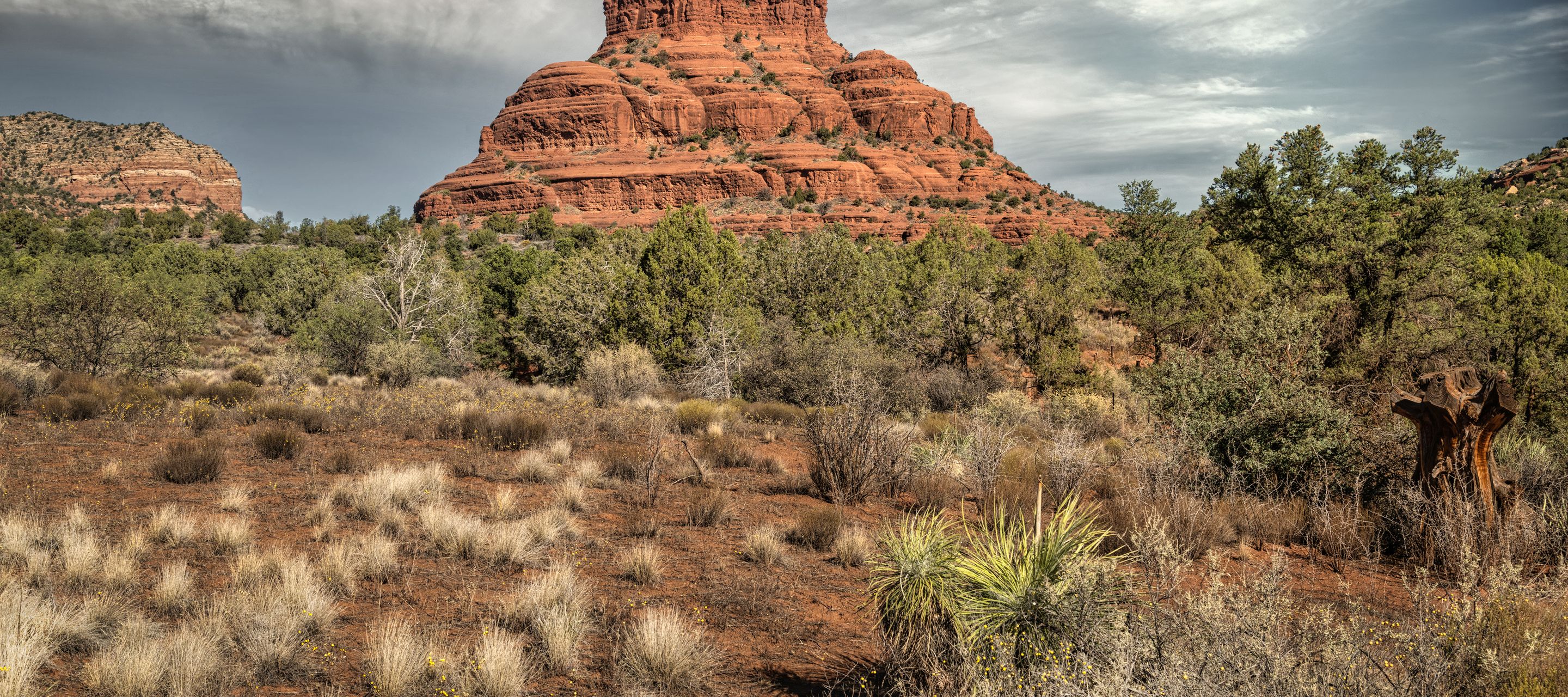Sedona ist umgeben von einer roten Felsenlandschaft.