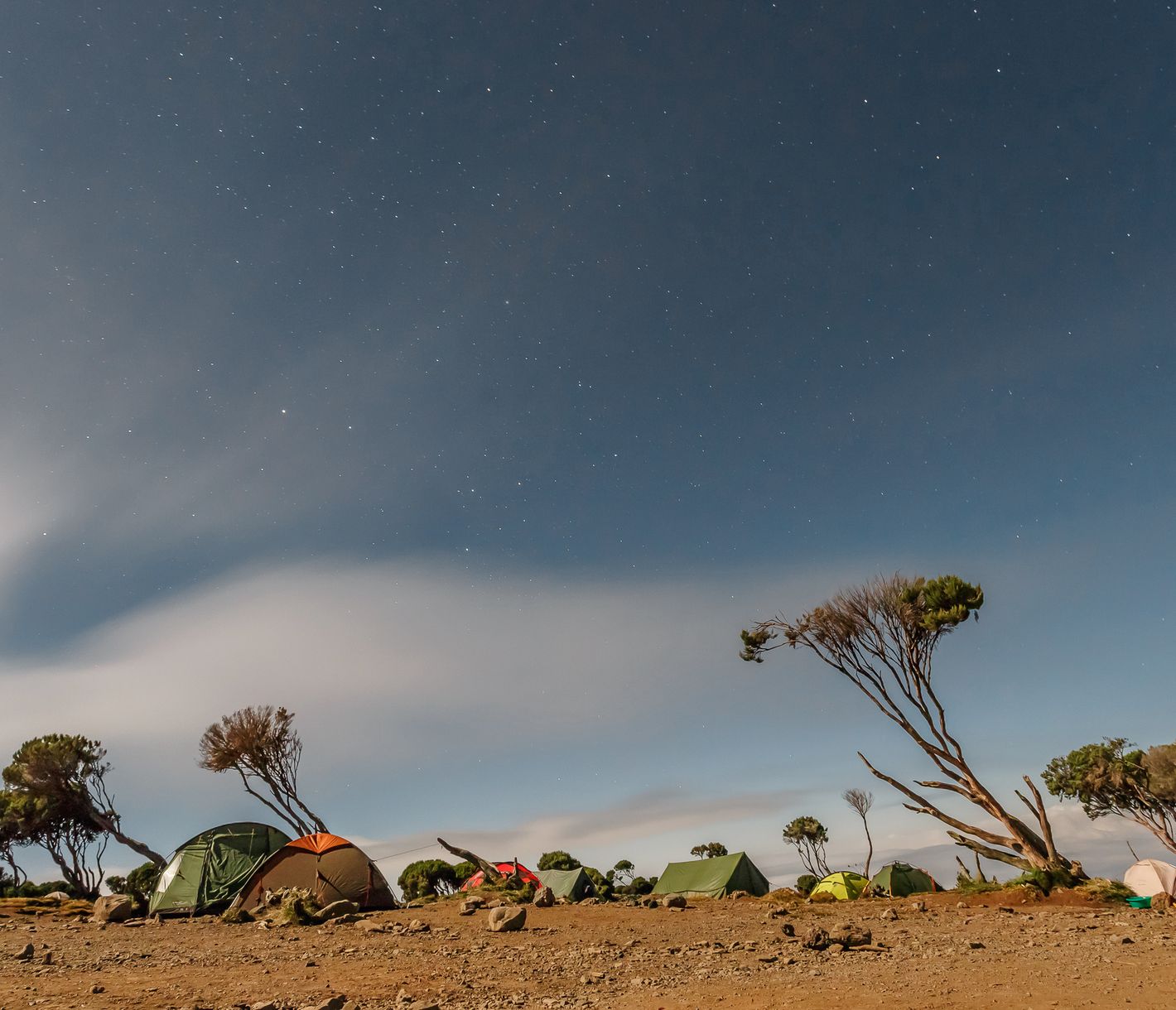 Première nuit sur les contreforts de la montagne