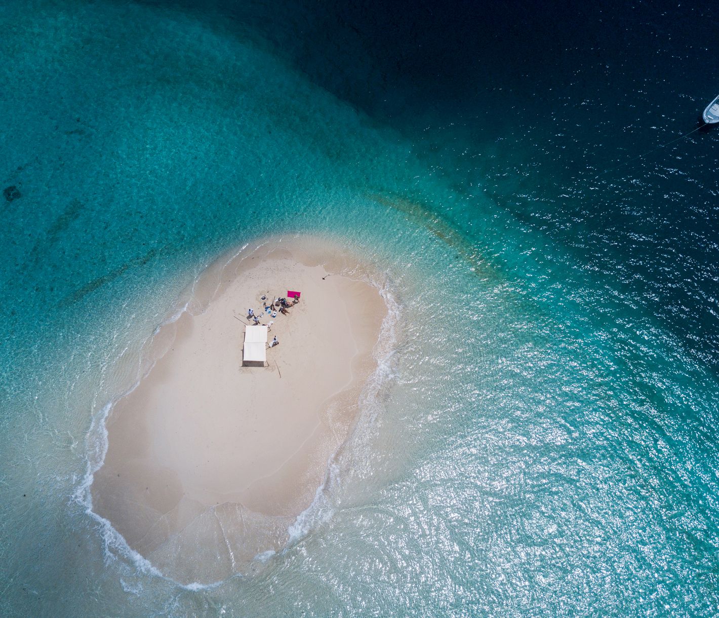 Natürliche Sandbank in der Nähe von Fanjove Island