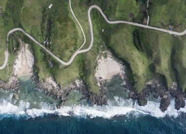 Der kurvige Rundweg entlang der Küste verbindet die Dörfer und bietet Aussicht aufs endlose Meer.