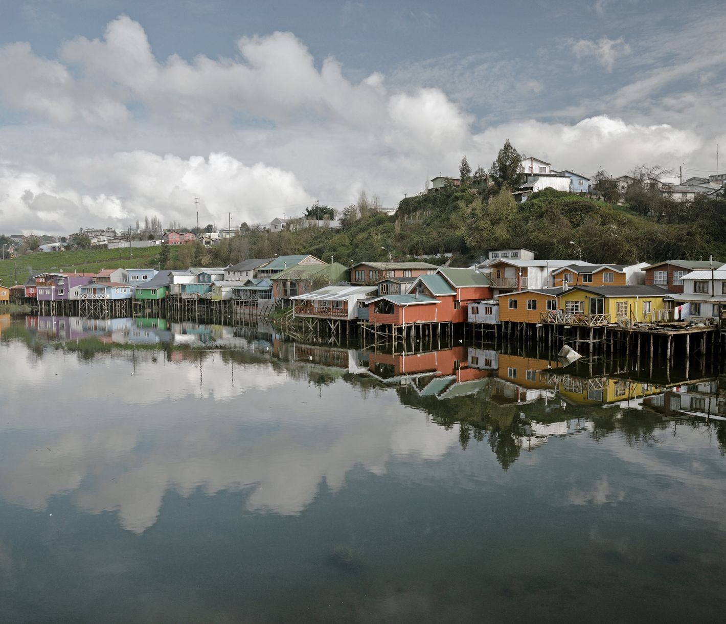 Neben seinen bunten Pfahlbauten ("Palafitos") ist die Insel Chiloé vor allem auch für ihre alten Holzkirchen bekannt.