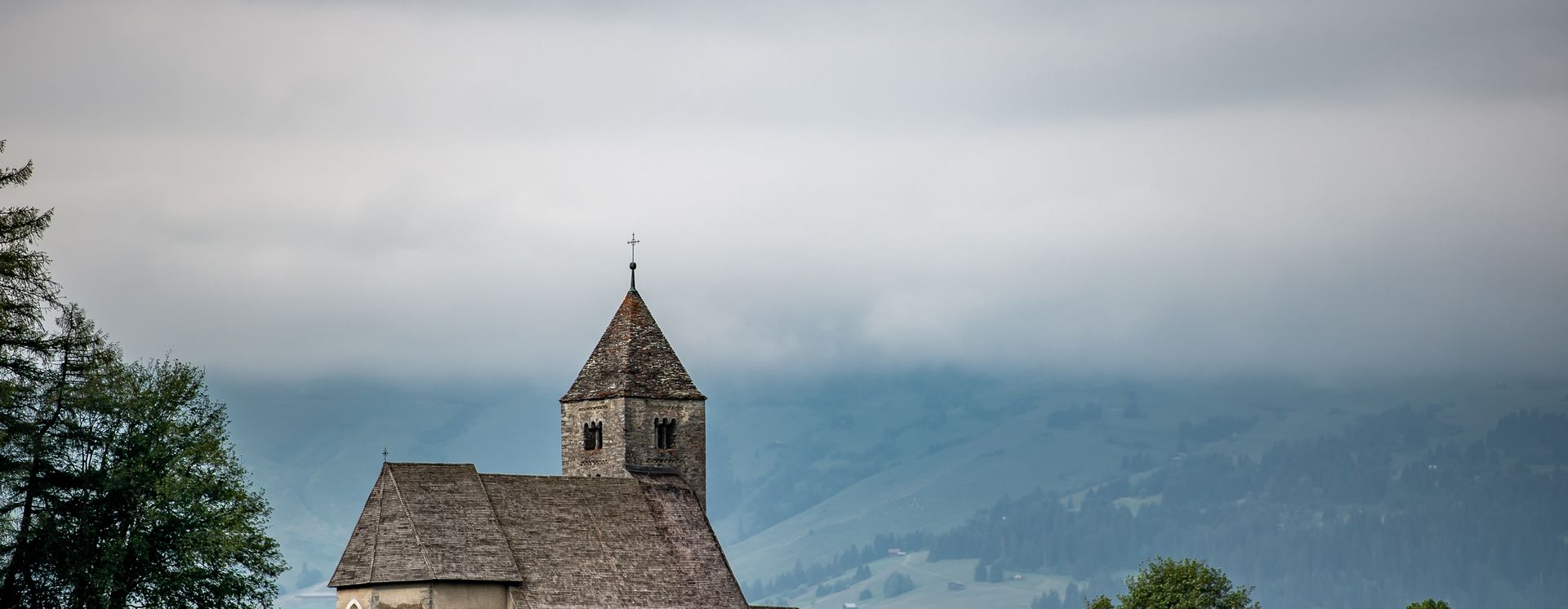 Kirche St. Remigius im Sommer