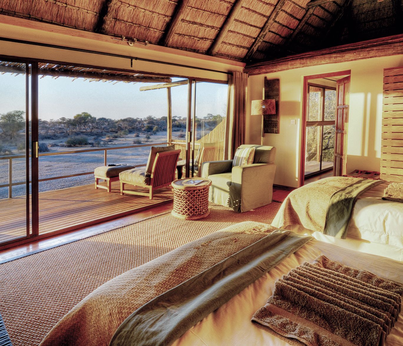 L'heure est à la contemplation sur la rive ouest de la rivière Boteti...