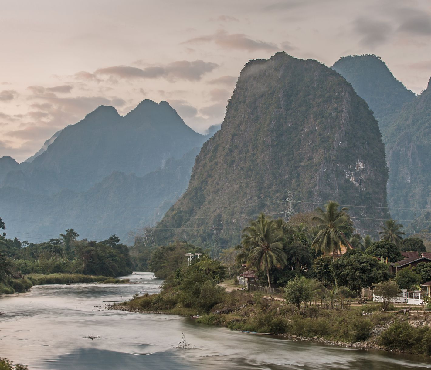 Die Lage am Nam-Song-Fluss, markante Kalksteinfelsen und diverse Höhlen – das ist Vang Vieng.