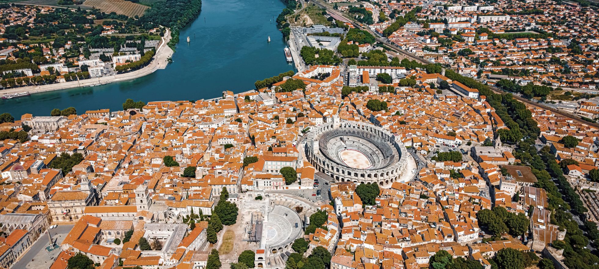 Blick über Arles mit dem Amphitheater und römischen Theater in der Mitte.